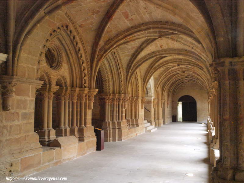 Ala del capítulo desde el lado del templo